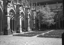 849595 Gezicht in de pandhof van de Domkerk te Utrecht.